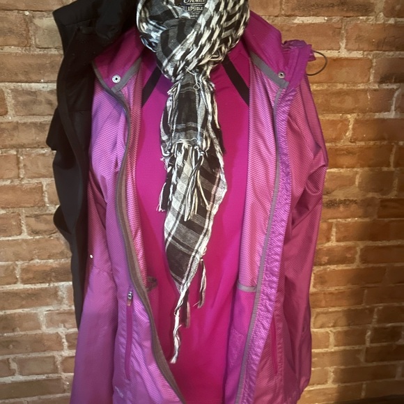 Super Cute, Nike Magenta Wind Breaker Form Fitted, Excellent Shape, 2 way Zipper - Picture 2 of 14